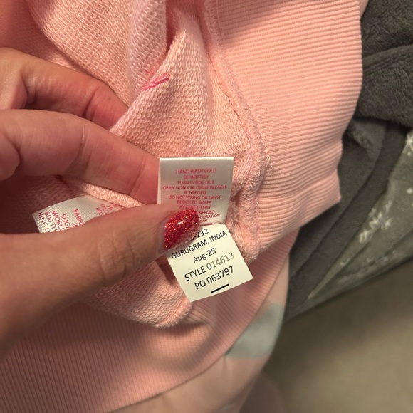 NWOT LILLY PULITZER sweatshirt. - Picture 12 of 16